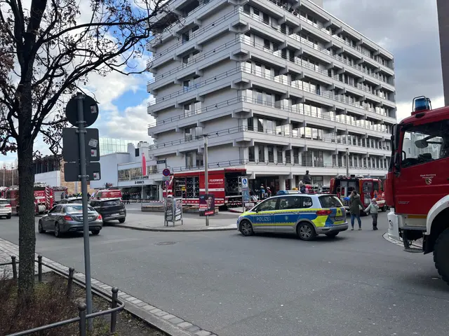 Eine verdächtige Substanz in einem Brief im Gewerkschaftsgebäude am Nürnberger Kornmarkt löste am Mittwochvormittag einen größeren Einsatz von Polizei und Feuerwehr aus.  | Foto: Harald Greiner