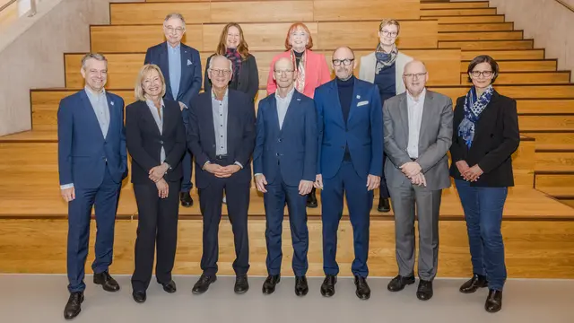 Vor der Kuratoriumssitzung des Fördervereins Wirtschaft für die Europäische Metropolregion Nürnberg (EMN) gab es eine Führung durch das Werk von Schaeffler.  | Foto: Thomas Welker