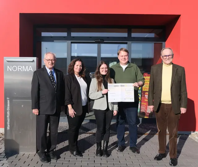 Stefanie Schmitt (M.), Kreisjugendpflegerin, und Thomas Wilfling (2. v. r.), Vorsitzender, nahmen die Spende für den Kreisjugendring Forchheim entgegen. Stiftungsvorstand Dr. Wilhelm Polster (l.) und Stiftungsrat Klaus Teichmann (r.) überreichten gemeinsam mit NORMA Mitarbeiterin Nicole Saffer (2. v. l.) die Spende.  | Foto: © NORMA