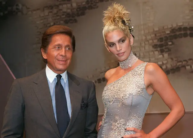 Cindy Crawford mit Star-Designer Valentino. | Foto: Thomas Coex/dpa (Archivfoto)