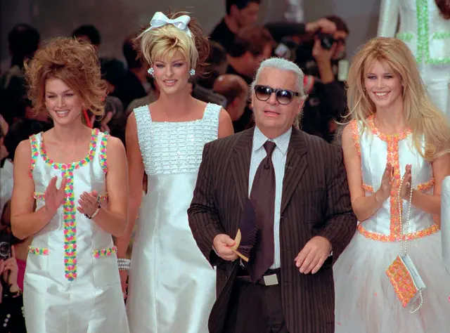 Crawford, Evangelista, Lagerfeld, Schiffer bei der Präsentation einer Sommer-Kollektion für 1996 | Foto: Remy De La Mauviniere/AP/dpa (Archivfoto)
