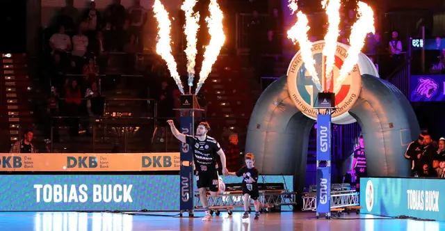 Die stimmungsvolle Einlaufzeremonie ist immer wieder beeindruckend - hier mit Tobias Buck vom HC Erlangen (#JockiFoto)  | Foto: JockiFoto, Erlangen