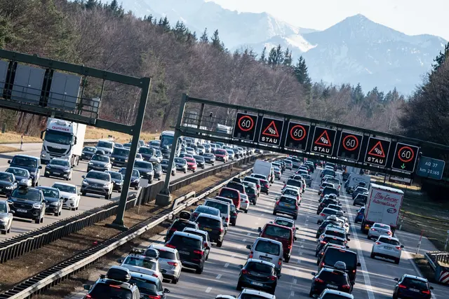 Auf den bayerischen Autobahnen dürfte es am kommenden Wochenende vielerorts voll werden. (Archivbild) | Foto: Matthias Balk/dpa