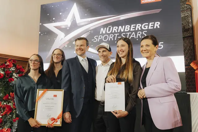 Mannschaft des Jahres 2025: v.li.: Amelie und Annkatrin Plochmann, Oberbürgermeister Marcus König, Trainer Udo Plochmann, Antonia Plochmann und Cornelia Trinkl, Referentin für Schule und Sport.  | Foto: ©Giulia Iannicelli
