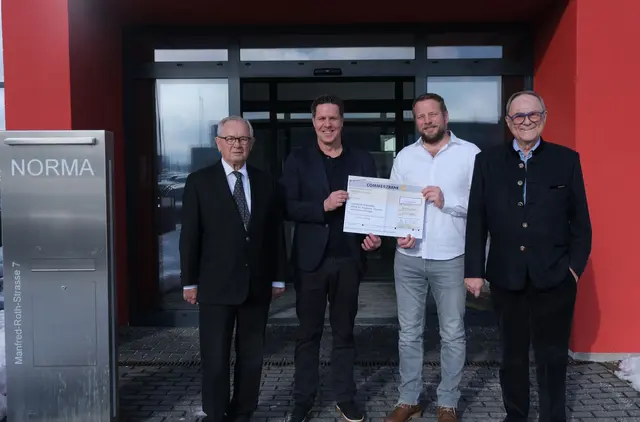 Chefarzt Prof. Dr. Markus Diener (2. v. l.) und Oberarzt Dr. Marcus Kern (2. v. r.) nahmen die Spende für die Klinik für Allgemein-, Viszeral- und Thoraxchirurgie am Klinikum Nürnberg Nord entgegen. Stiftungsvorstand Dr. Wilhelm Polster (l.) und Stiftungsrat Klaus Teichmann (r.) überreichten die Zuwendung persönlich. | Foto: © NORMA