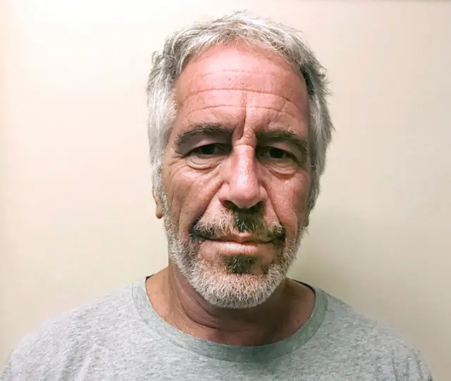 Der Skandal um Jeffrey Epstein wirft weltweit Fragen auf.  | Foto: ---/AP/dpa (Archivbild)