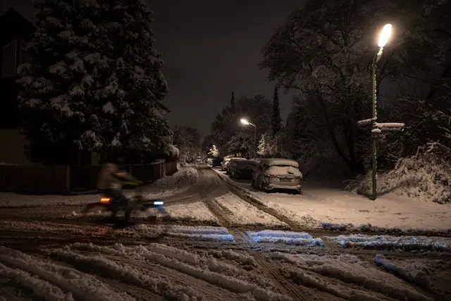 In den nächsten Tagen soll der Schnee in weiten Teilen Bayerns schmelzen. | Foto: Lukas Barth-Tuttas/dpa