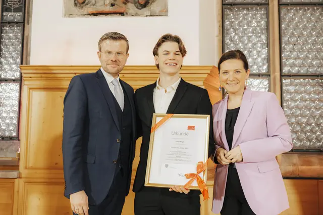 Sportler des Jahres 2025 wurde Taliso Engel (Mitte), Oberbürgermeister Marcus König und Cornelia Trinkl sind sehr stolz auf den Ausnahme-Parasportler. Erfolgreich behauptete er sich ja auch auf anderem Leistungssport-Gebiet: Der sehbeeinträchtigte Para-Schwimmer begeisterte in der 18. Staffel von „Let's Dance“ (2025) als Kandidat. Zusammen mit Profi-Tänzerin Patricija Ionel erreichte er das Finale und belegte den zweiten Platz. Er überzeugte besonders durch emotionale Darbietungen, darunter ein 30-Punkte-Contemporary im Finale.  | Foto: Giulia Iannicelli, Stadt Nürnberg - SportService