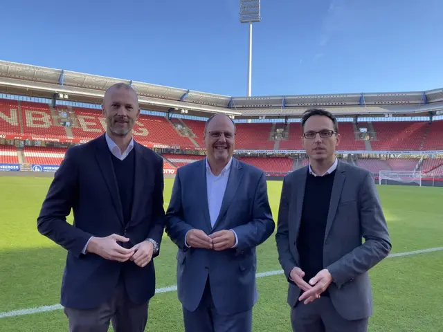 Niels Rossow, Vorstand 1.FC Nürnberg, Bürgermeister Christian Vogel und Immanuel Geis von Proprojekt im Max-Morlock-Stadion. | Foto: Paul Kaltenegger / Stadt Nürnberg