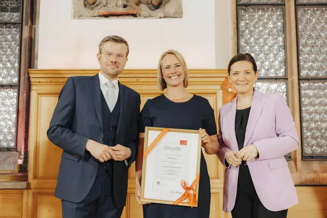 Sportlerin des Jahres 2025: Lisa Schürger (Mitte) mit Oberbürgermeister Marcus König und Cornelia Trinkl, Referentin für Schule und Sport. | Foto: Giulia Iannicelli; Stadt Nürnberg - SportService