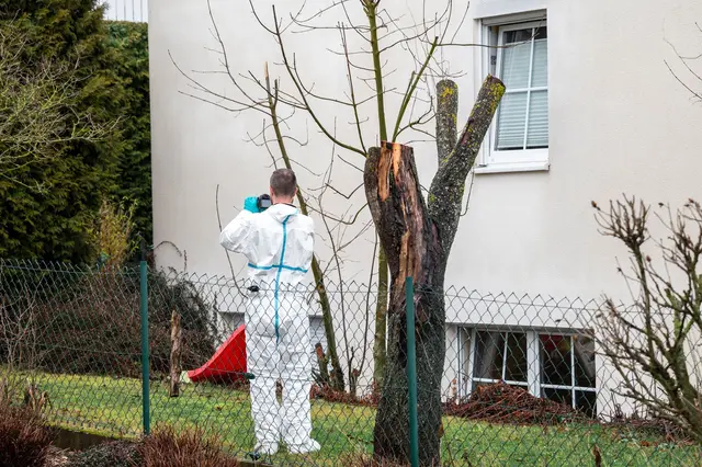 Am Montag waren Spezialisten der Spurensicherung am Haus im Einsatz. | Foto: .Daniel Vogl/dpa