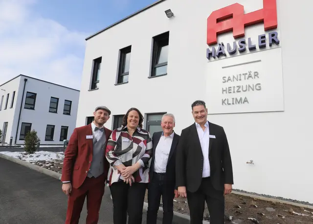 Oberbürgermeister Thomas Jung (2.v.re.) gratulierte dem Geschäftsführer-Trio Patrick Leitner (li.), Kerstin und Ralf Hübscher zum gelungenen Firmenneubau im Gewerbegebiet Hardhöhe-West. | Foto: Ebersberger / Stadt Fürth