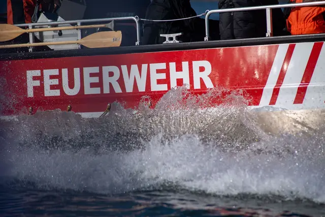 Mit einem Feuerwehr-Rettungsboot wurden die Tierkadaver geborgen.  | Foto: Stefan Sauer/dpa