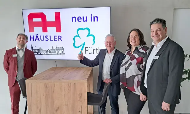 Oberbürgermeister Thomas Jung (2.v.li.) gratulierte dem Geschäftsführer-Trio Patrick Leitner (li.), Kerstin und Ralf Hübscher zum gelungenen Firmenneubau im Gewerbegebiet Hardhöhe-West. | Foto: Ebersberger