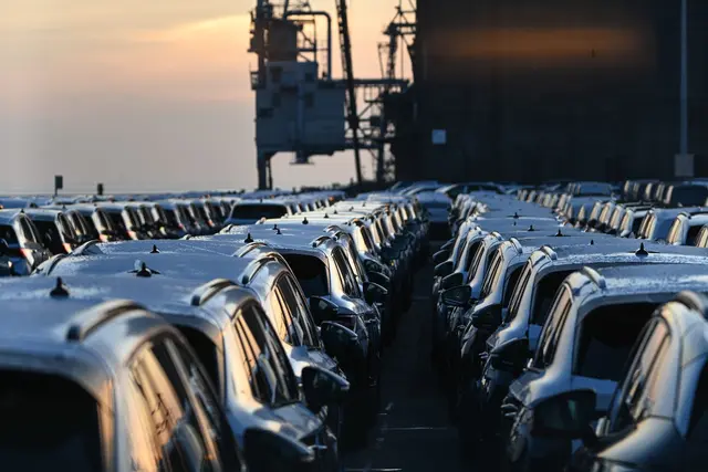 Die deutschen Autohersteller haben zuletzt deutlich an Absatz in China verloren. Als Grund gilt neben den hochsubventionierten neuen lokalen E-Auto-Marken auch eine neue Luxussteuer auf teure Autos, die vor allem deutsche Marken trifft. (Archivbild) | Foto: Lars Penning/dpa