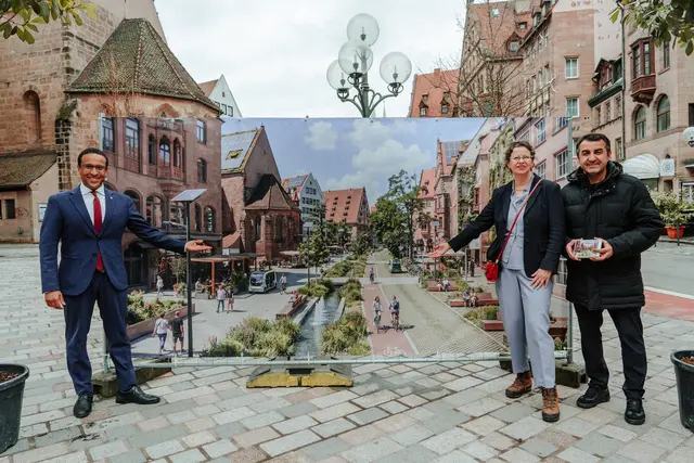 Mitten in der Königstraße haben Nürnbergs SPD-Fraktionsvorsitzender und OB-Kandidat Dr. Nasser Ahmed, SPD-Fraktionsvorsitzende Christine Kayser sowie MdL Arif Taşdelen ihre Vision für die Zukunft der Nürnberger Innenstadt präsentiert. Auf einem großen Banner wurde die Idee einer Klima- und Flaniermeile enthüllt – vom Hauptbahnhof bis zur Burg.  | Foto: SPD Nürnberg