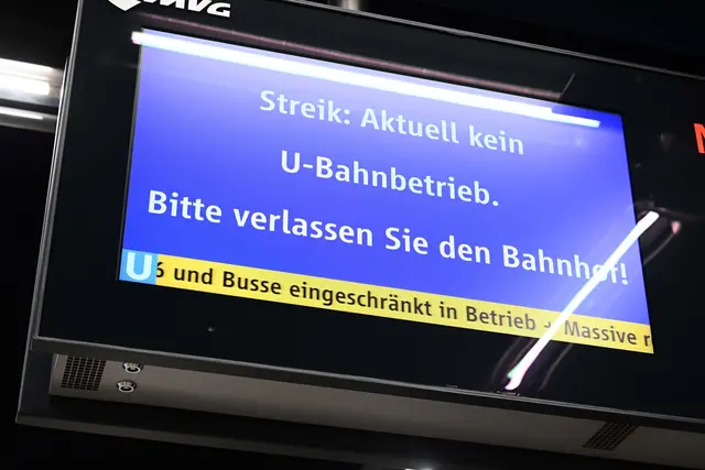 Busse, Straßen- und U-Bahnen bleiben am Freitag und Samstag in vielen bayerischen Städten stehen.  | Foto: Stefan Puchner/dpa
