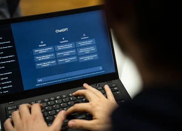 Monate vor dem Schulmassaker soll die Täterin Gedanken zu Waffengewalt auf der KI-Plattform ChatGPT ausgestaltet haben. | Foto: Frank Rumpenhorst/dpa (Symbolbild)