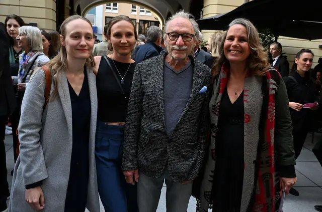 Franz Xaver Kroetz besucht mit seinen Töchtern Magdalena und Josephine (l-r) sowie deren Mutter Marie Theres Relin eine Musicalpremiere. | Foto:  Foto: Felix Hörhager/dpa (Archivbild)
