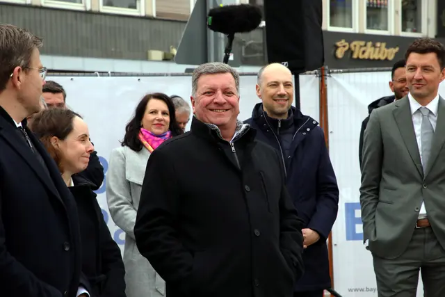 Christian Bernreiter (Mitte), Bayerischer Staatsminister für Wohnen, Bau und Verkehr, vor der Baugrube. In Kürze sollen die Bauarbeiten wieder aufgenommen werden.  | Foto: Jürgen Friedrich