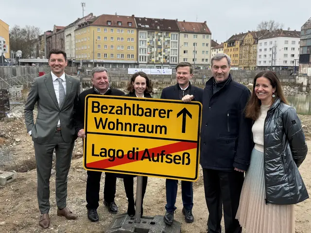 Arjen ten Brinke, Geschäftsführer Ten Brinke Projektentwicklung GmbH &amp; Co. KG, Christian Bernreiter, Bayerischer Staatsminister für Wohnen, Bau und Verkehr, Wirtschafts- und Wissenschaftsreferentin Dr. Andrea Heilmaier, Oberbürgermeister Marcus König, Ministerpräsident Dr. Markus Söder sowie Kristina Frank, Geschäftsführerin der Baunova Bayern GmbH, geben den Startschuss zur Fortführung der Bauarbeiten für das sogenannte „Schocken-Carré“ am Nürnberger Aufseßplatz. | Foto: Florian Ehlert / Stadt Nürnberg
