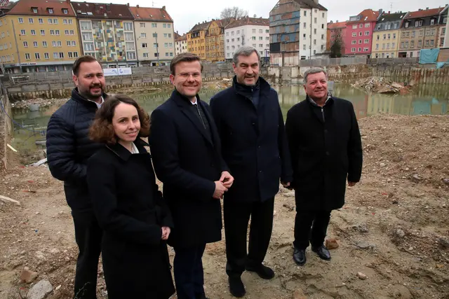 Es geht um die Zukunft der Südstadt (v.l.): Sven Heublein, Kommunikationsmanager des Oberbürgermesters, Wirtschafts- und Wissenschaftsreferentin Dr. Andrea Heilmaier, Oberbürgermeister Marcus König, Minstepräsident Dr. Markus Söder und Christian Bernreiter, Bayerischer Staatsminister für Wohnen, Bau und Verkehr, geben den Startschuss zur Fortführung der Bauarbeiten für das sogenannte „Schocken-Carré“ am Nürnberger Aufseßplatz. | Foto: Jürgen Friedrich