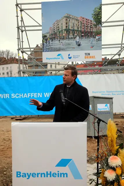 Oberbürgermeister Marcus König beim Termin an der Baugrube des ehemaligen Schocken/Kauhofes in der Südstadt. | Foto: Jürgen Friedrich