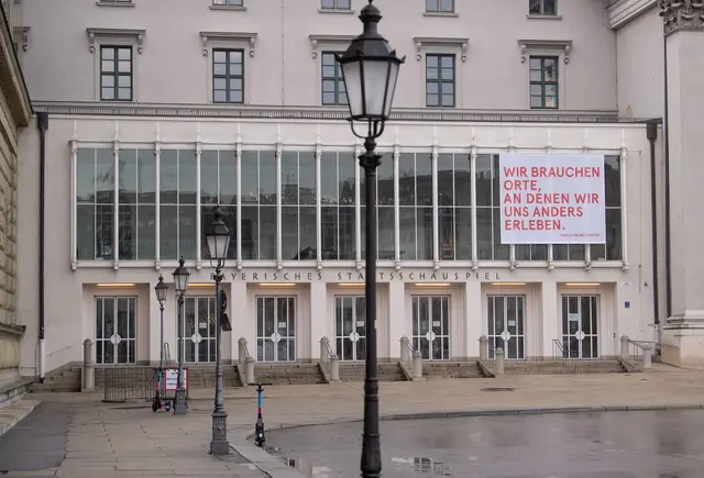 Im Sommer 2025 wurde am Residenztheater eine von Kroetz geschriebene Neufassung des Volksstücks «Gschichtn vom Brandner Kaspar» uraufgeführt.  | Foto: Foto: Sven Hoppe/dpa (Archivbild)