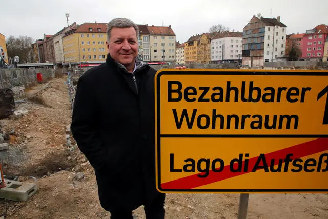 Christian Bernreiter, Bayerischer Staatsminister für Wohnen, Bau und Verkehr, vor der Baugrube. Der Stillstand auf dem Areal des ehemaligen Schocken-Kaufhauses (zuletzt Horten/Kaufhof) am Nürnberger Aufseßplatz herrscht im wesentlichen seit Mitte 2021. Nach dem Abriss des Gebäudes, der Anfang 2021 begann und bis zum Sommer 2021 abgeschlossen war, entstand eine große Baugrube, die über Jahre ungenutzt blieb.  | Foto: Jürgen Friedrich