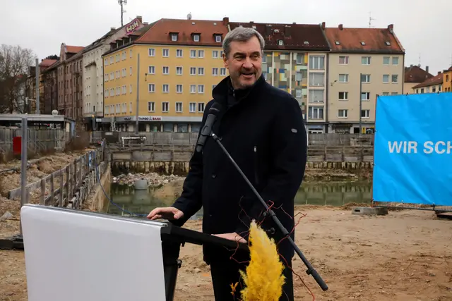 Bayerns Ministerpräsident Dr. Markus Söder: "Vom Lago di Aufseß zum Leuchtturm der Südstadt. Am Aufseßplatz verwandeln wir die mit Wasser vollgelaufene Baugrube des ehemaligen Kaufhofs in ein Zukunftsprojekt." | Foto: Jürgen Friedrich