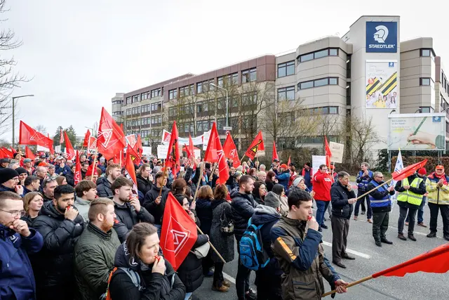 Gegen die geplanten Werksschließungen demonstrierten vor dem Nürnberger Standort Beschäftigte und Gewerkschaft. | Foto: Daniel Karmann/dpa