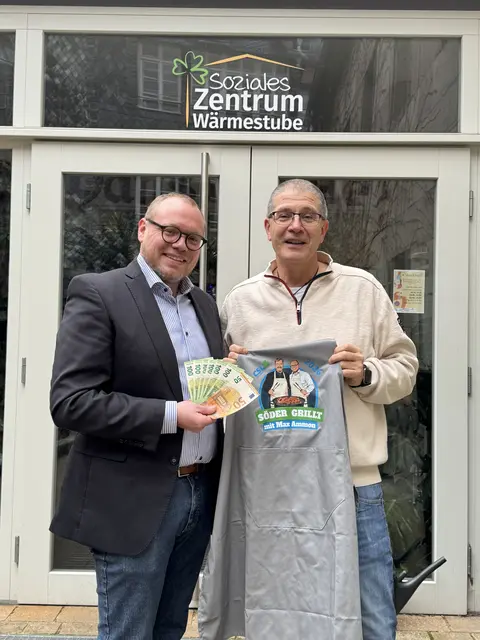 Max Ammon übergibt 650 Euro an Thomas Bergsch, Leiter des Sozialen Treffpunkt Wärmestube. | Foto: CSU-Kreisverband Fürth-Stadt