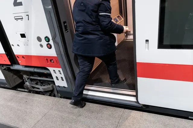 Der Fernverkehr bei der Deutschen Bahn soll komfortabler werden. (Archivbild) | Foto: Carsten Koall/dpa