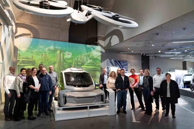 Die Vertreter:innen aller elf Metropolregionen in Deutschland blicken in die Zukunft: Bei einem Besuch im Deutschen Museum Nürnberg sahen sie sich an, wie autonome Fahrzeuge und Flugtaxis künftig den städtischen Verkehr prägen.
 | Foto: Katharina Gebauer
