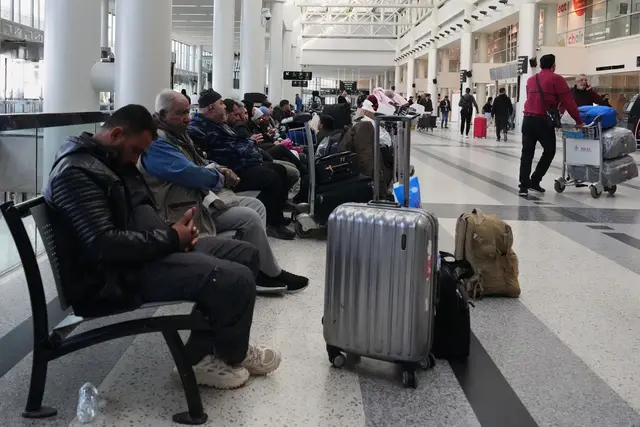 Die Bundesregierung sieht vor allem die Reiseveranstalter und Fluglinien in der Pflicht, im Nahen Osten gestrandete Urlauber zurückzubringen. | Foto: Hassan Ammar/AP/dpa