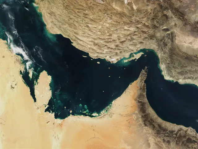 Gilt als eine der wichtigsten Schifffahrtrouten: die Straße von Hormus. | Foto: The Visible Earth/NASA/dpa