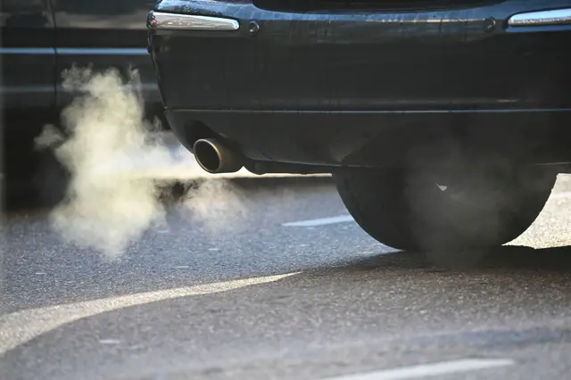 Die Deutsche Umwelthilfe will, dass BMW und Mercedes-Benz untersagt wird, in Zukunft Neuwagen mit klimaschädlichen Verbrennungsmotoren zu verkaufen.  | Foto: Katharina Kausche/dpa (Symbolbild)