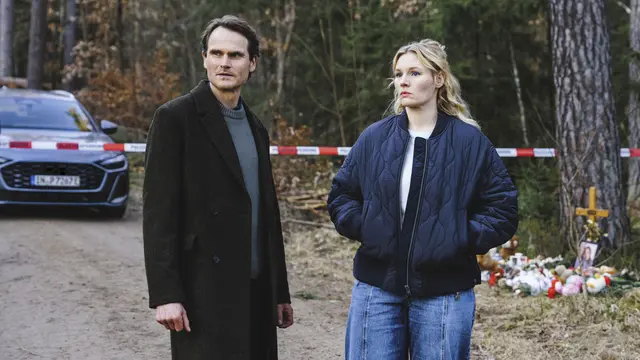  Fabian Hinrichs (Rolle: Felix Voss) und Rosalie Thomass (Rolle: Emmy Rathgeber).
  | Foto: ©BR/Bantry Bay Productions GmbH/Hendrik Heiden