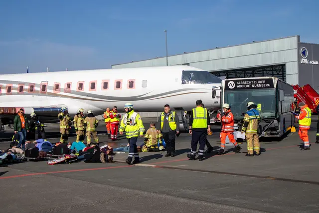as Szenario des Zusammenstoßes eines Flugzeuges mit einem Bus wurde dank vieler freiwilliger Statisten realitätsnah geübt. | Foto: Simon Rein / Airport Nürnberg
