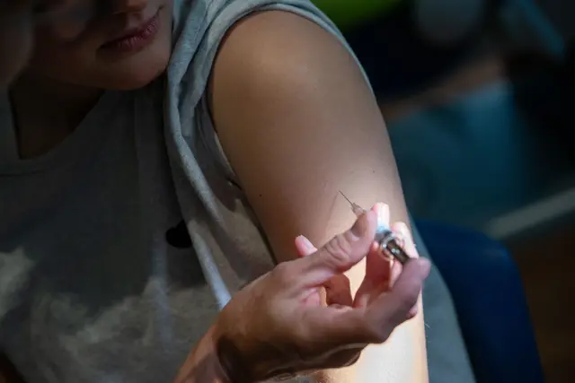 Die Ständige Impfkommission empfiehlt deshalb eine Impfung für alle Mädchen und Jungen zwischen 9 und 14 Jahren. (Symbolbild) | Foto: Stefan Puchner/dpa