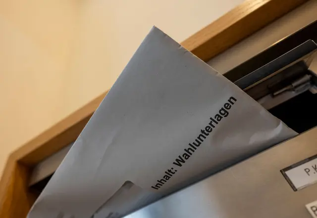 Noch sind viele Wähler in Bayern unentschlossen - bis zur Schließung der Wahllokale am 8. März um 18.00 Uhr ist auch noch etwas Zeit. | Foto: Peter Kneffel/dpa (Symbolbild)