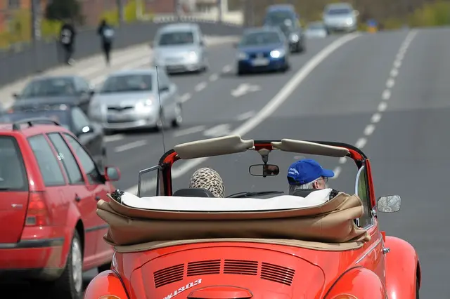 Als das Käfer Cabrio gebaut wurde, hatte es Kultstatus, heute wird immer seltener zur offenen Bauweise gegriffen.  | Foto: David Ebener/dpa (Archivbild)