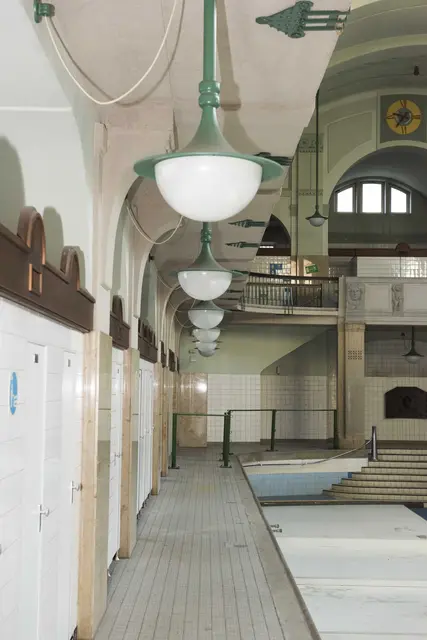 Die Lampen im Volksbad stammen aus den 1980er-Jahren. Jetzt werden Sie verkauft. | Foto: Fabian Bujnoch / Stadt Nürnberg