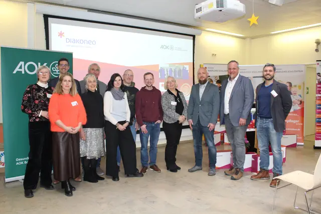v.l.n.r. Frau Hacker, Lehrkraft, Frau Banck, Lehrkraft, Herr Soldner, Teamleiter Markt und Gesundheit AOK Bayern, Frau von Hennigs, Verein Suchtprävention und Genesung e.V., Herr Haschberger, Verein Suchtprävention und Genesung e.V., Frau Hettich, Psychologisches Beratungszentrum Diakoneo, Herr Weihermann, Diakonisches Werk Ansbach e.V., Herr Werner, Blaues Kreuz Ansbach e.V., Frau Croner, Regionalleitung Mittelfranken Berufliche Schulen, Herr Welte, Prokurist Diakoneo Education gGmbH, Herr Schmoll, 1. Bürgermeister Gemeinde Neuendettelsau, Herr Finocchiaro, Psychologisches Beratungszentrum Diakoneo bei der Auftaktveranstaltung zur Suchtausstellung „Einfach menschlich“ | Foto: AOK Bayern, Jana Förth 
