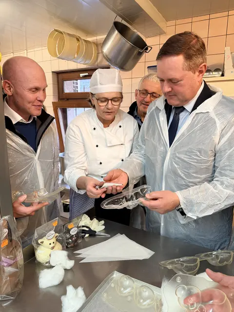 Ein besonderes Highlight: Landrat Bernd Obst durfte selbst Hand anlegen und unter fachkundiger Anleitung einen eigenen Schokoladenhasen gießen. | Foto: Roland Beck