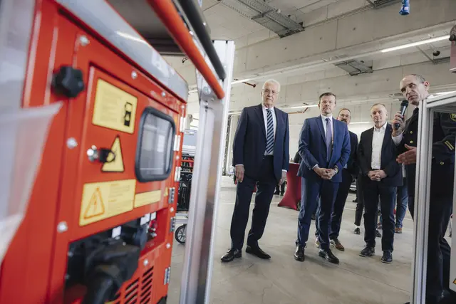 Innenminister Joachim Herrmann (v.l.) stellt gemeinsam mit den Oberbürgermeistern der Städte Nürnberg (Marcus König), Erlangen (Dr. Florian Janik) und Ansbach (Thomas Deffner) die insgesamt drei Notstromgerätesätze für die dortigen Feuerwehren vor.

 



 | Foto: Bayerisches Innenministerium / Giulia Iannicelli