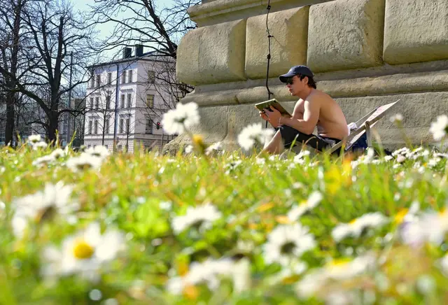 In weiten Teilen des Freistaats zeigt sich der Frühling mit Sonnenschein. | Foto: Malin Wunderlich/dpa