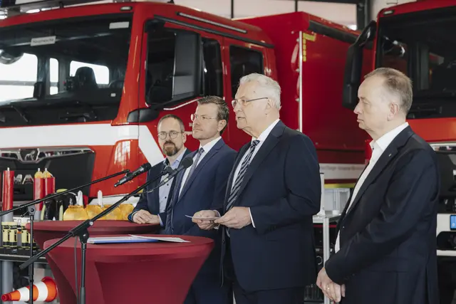 Innenminister Joachim Herrmann (3.v.l.) stellt gemeinsam mit den Oberbürgermeistern der Städte Nürnberg (Marcus König, 2. v.l.), Erlangen (Dr. Florian Janik, l.) und Ansbach (Thomas Deffner, r.) die insgesamt drei Notstromgerätesätze für die dortigen Feuerwehren vor.
 | Foto: Bayerisches Innenministerium / Giulia Iannicelli