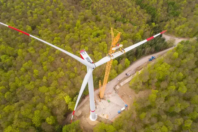 Windkraftanlagen werden häufig in Waldgebieten abseits von Siedlungen aufgebaut. | Foto: Symbolfoto: Adobe Stock / Peter