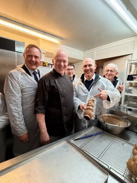 v.l.n.r., erste Reihe: Landrat Bernd Obst, Roland Streicher, Inhaber Konditorei Streicher und Großhabersdorfs Bürgermeister Thomas Zehmeister | Foto: Roland Beck